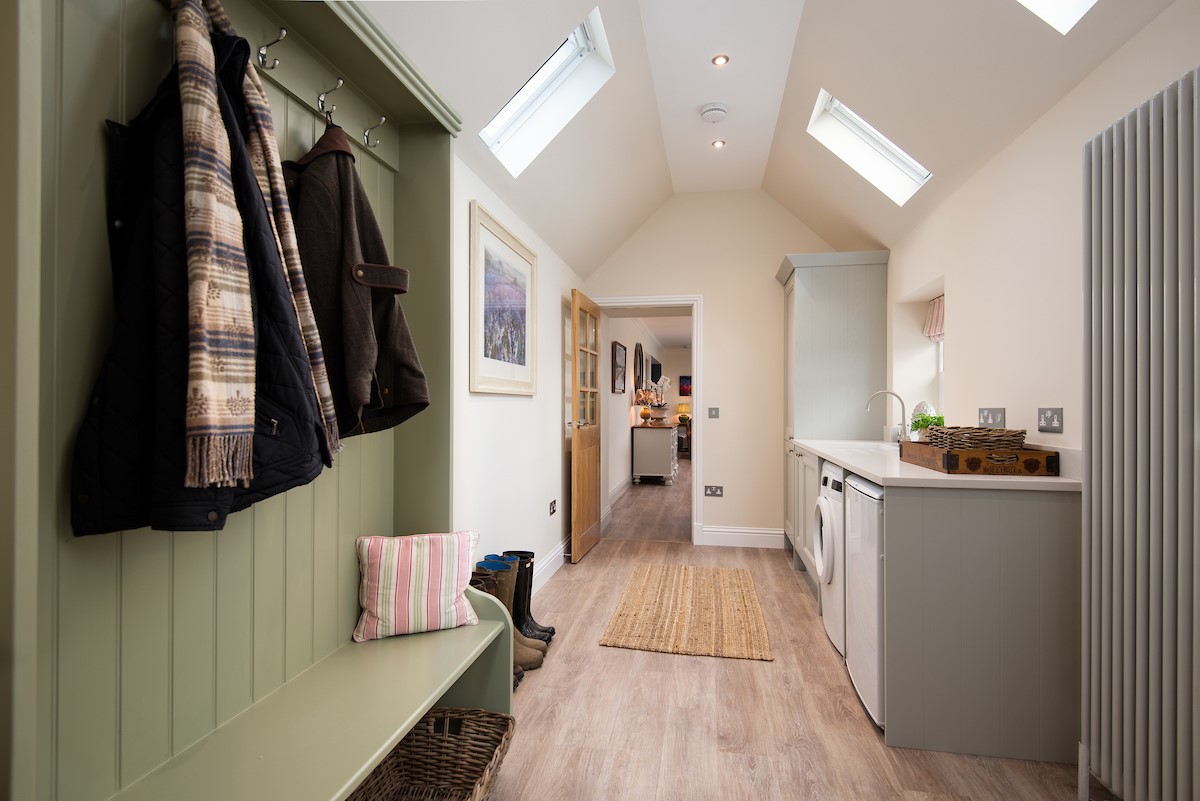 Greenhead Cottage - a spacious utility / boot room with plenty of storage space