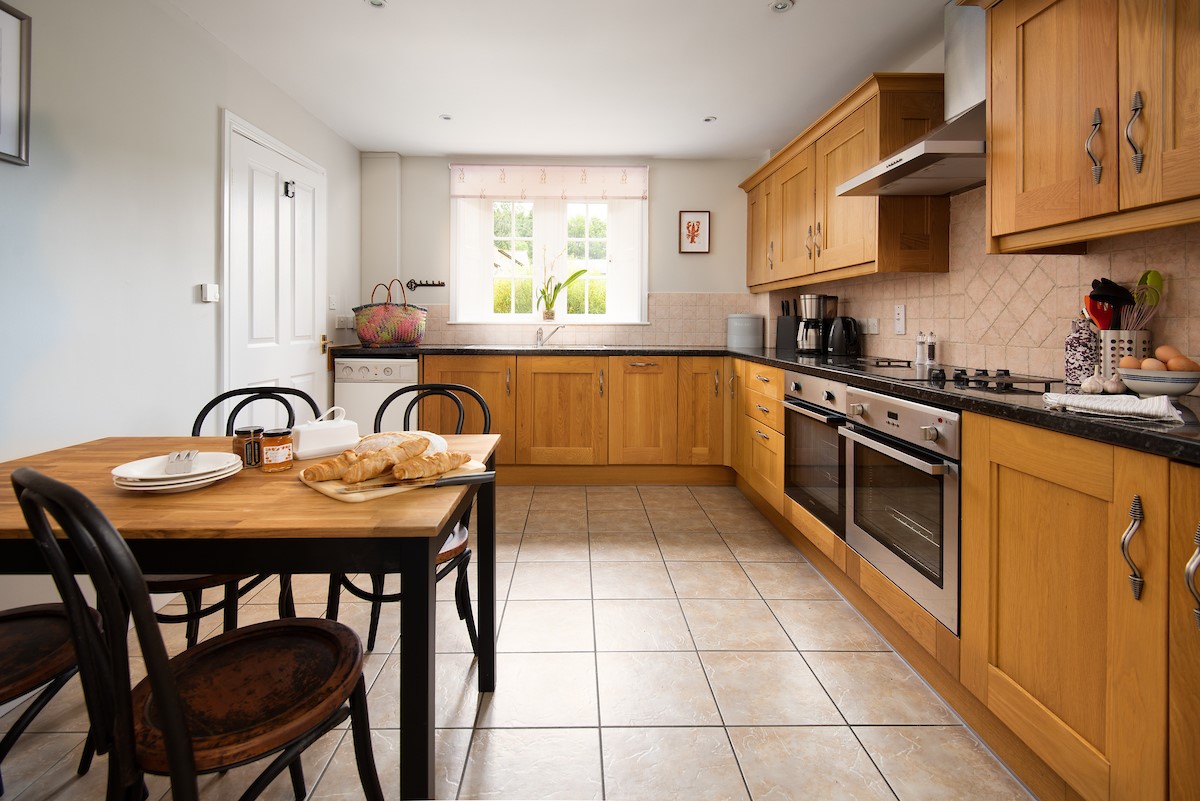 East End Cottage - a cottage kitchen with breakfast table and plenty of mod cons