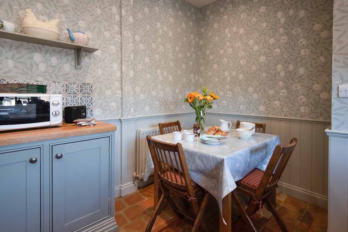 The Cottage - kitchen with dining space for four