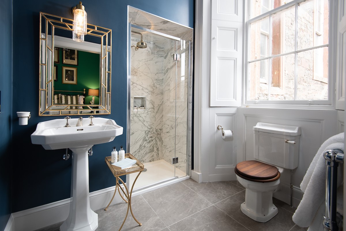 The Earl & Countess - en-suite bathroom with shower