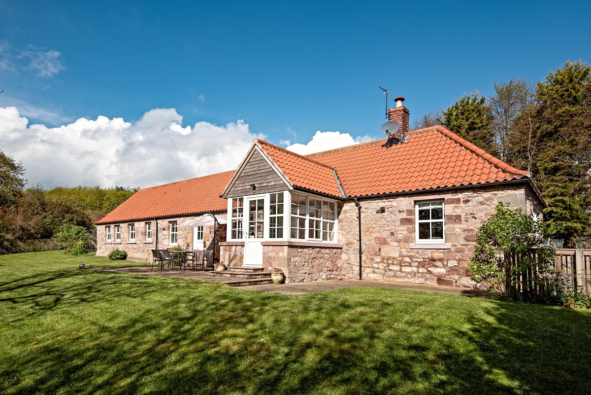 Berryburn Cottage - exterior view of the cottage with orange pantile roof