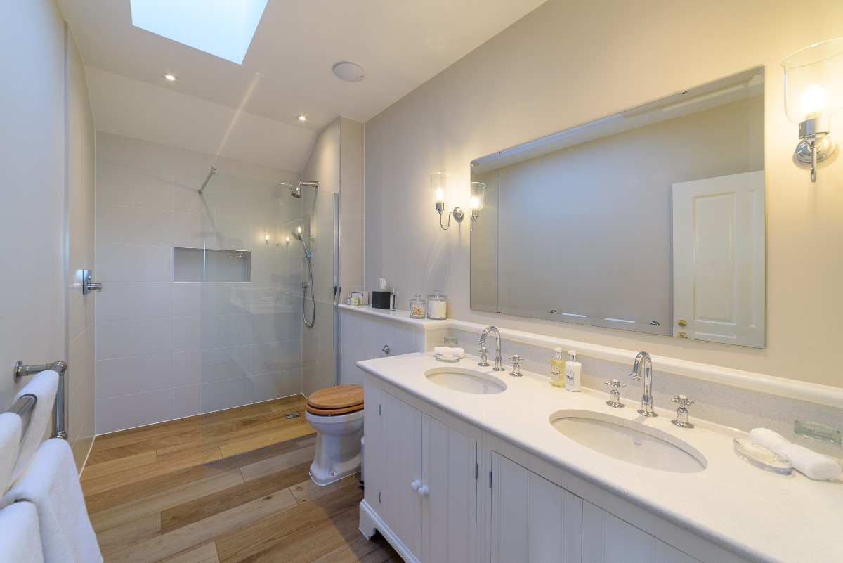 Fenton Lodge - South bedroom en suite shower room with large walk-in shower, WC and double basins