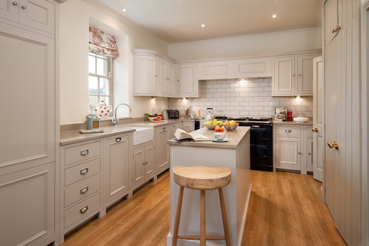 Broadgate House - bright kitchen with island and AGA