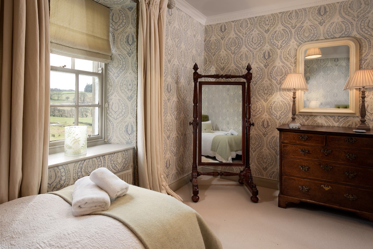 Broadgate House - bedroom four with twin beds, chest of drawers and mirror