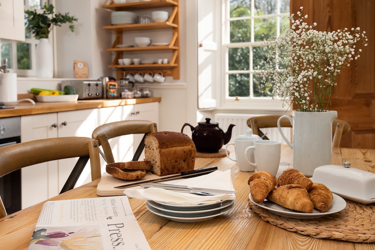 Garden House - enjoy breakfast in the bright and sunny kitchen