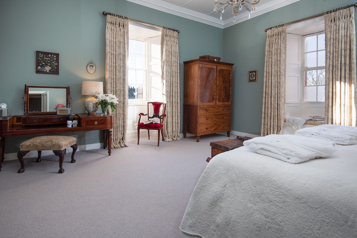 Glenburnie - spacious bedroom with zip and link beds, dressing table, wardrobe, window seat and dual aspect views