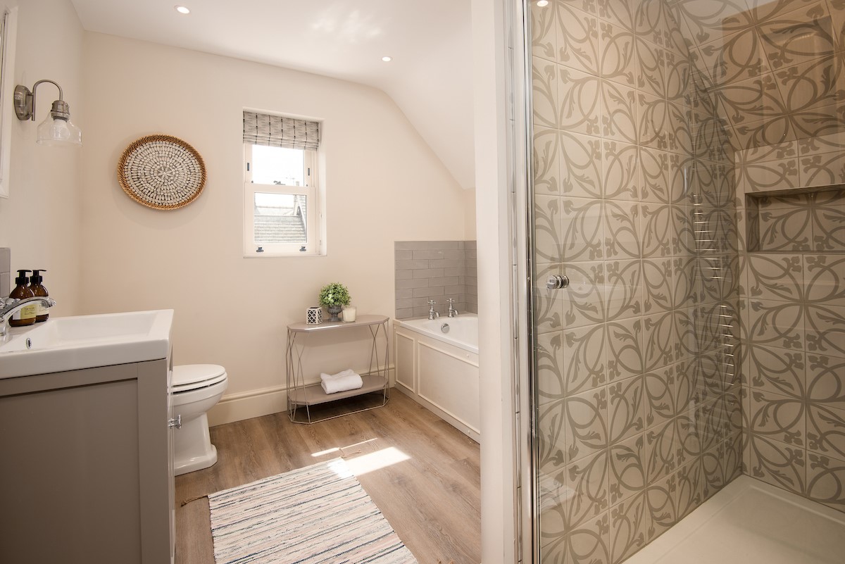 Partridge Lodge - large family bathroom with shower and separate bath