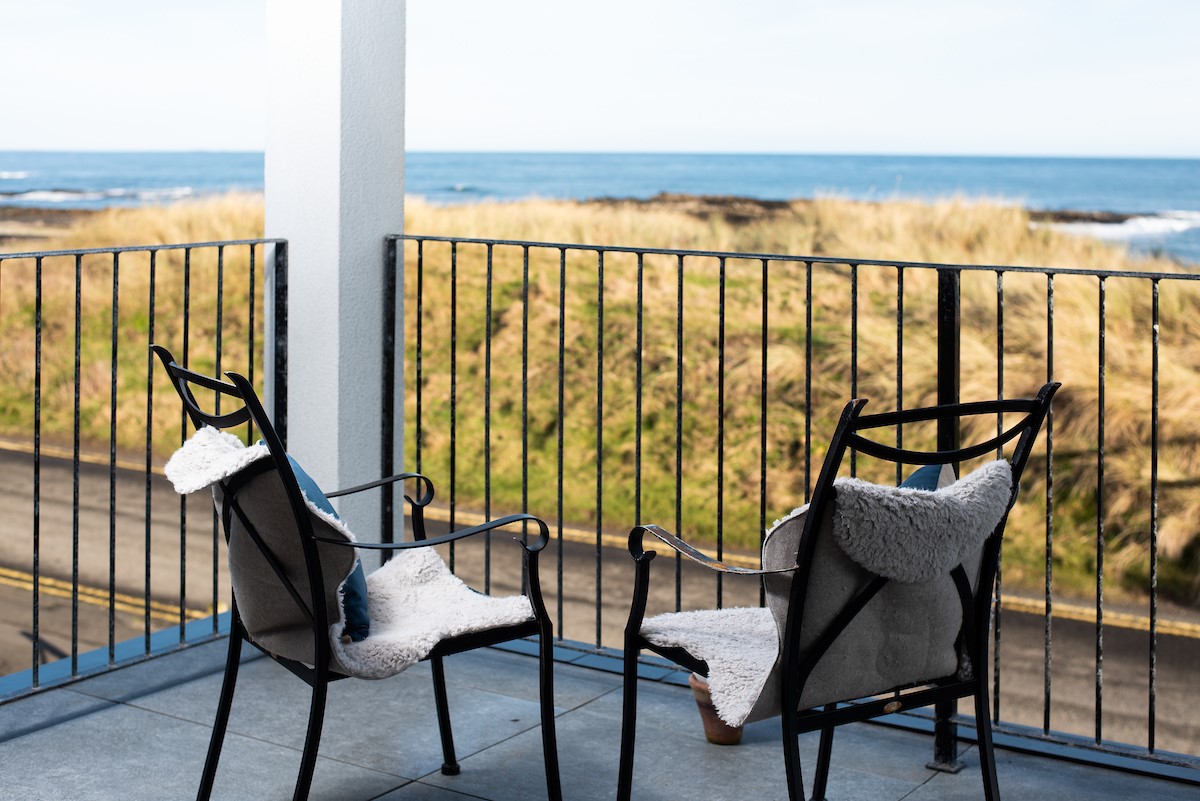 Seaside House - relax and enjoy watching the sea from the balcony