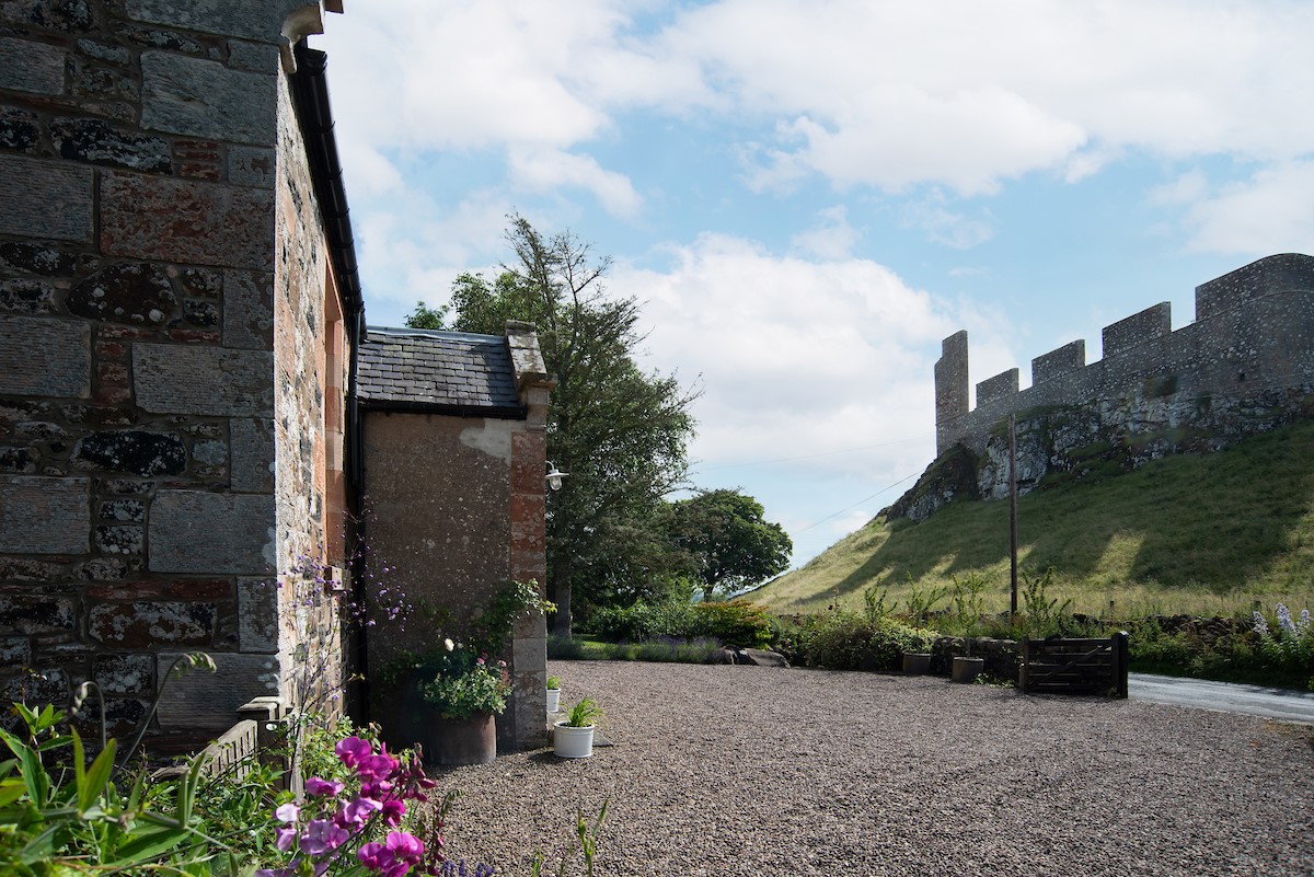 The Old School, Hume - enjoy fabulous views of Hume Castle from the property