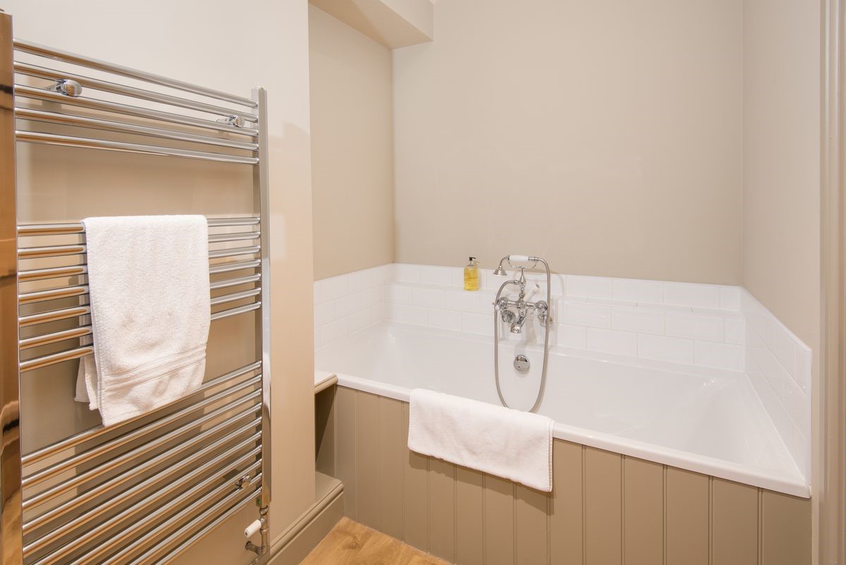 Barley Hill Cottage - bedroom two en suite bathroom with bath and handheld shower attachment