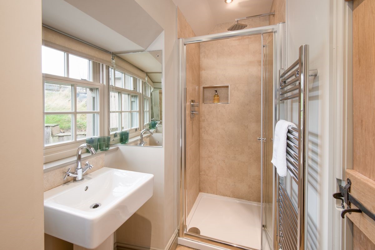 Barley Hill Cottage - bedroom one en suite bathroom with walk-in shower