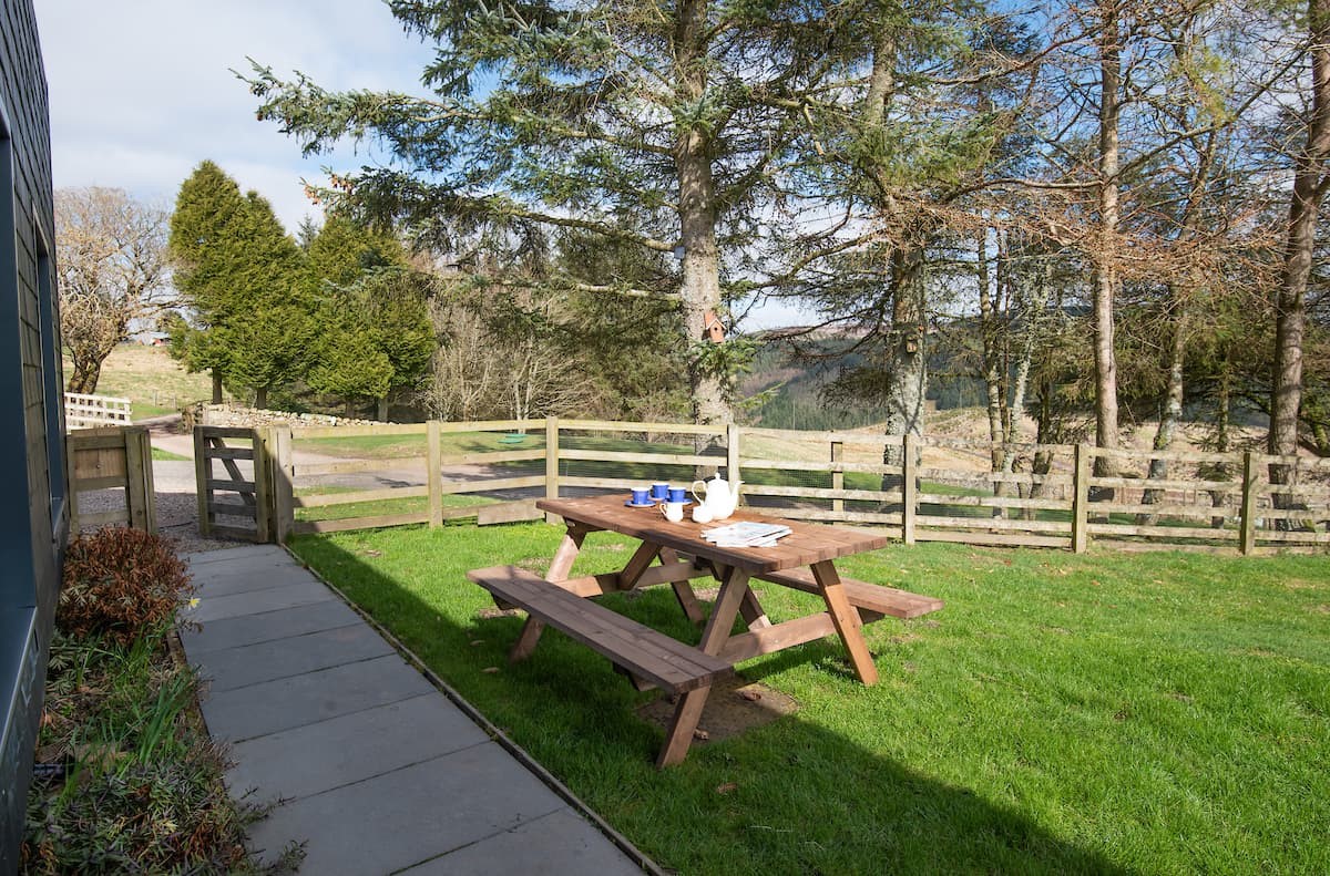 Tutor's Lodge - enjoy freshly-cooked food from the barbecue on the outdoor picnic table