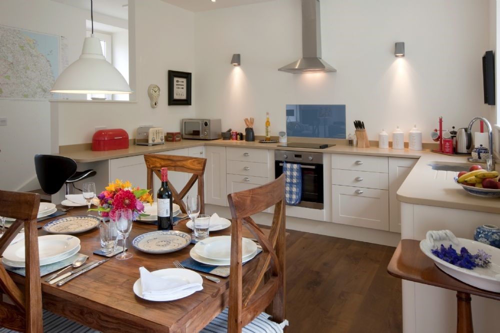 Brunton Burn - spacious open-plan kitchen with dining space