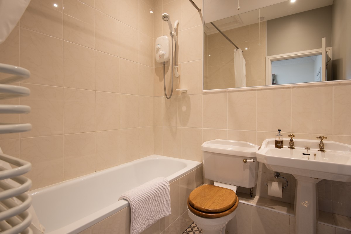 Eslington Lodge - bedroom two en-suite with over-bath shower