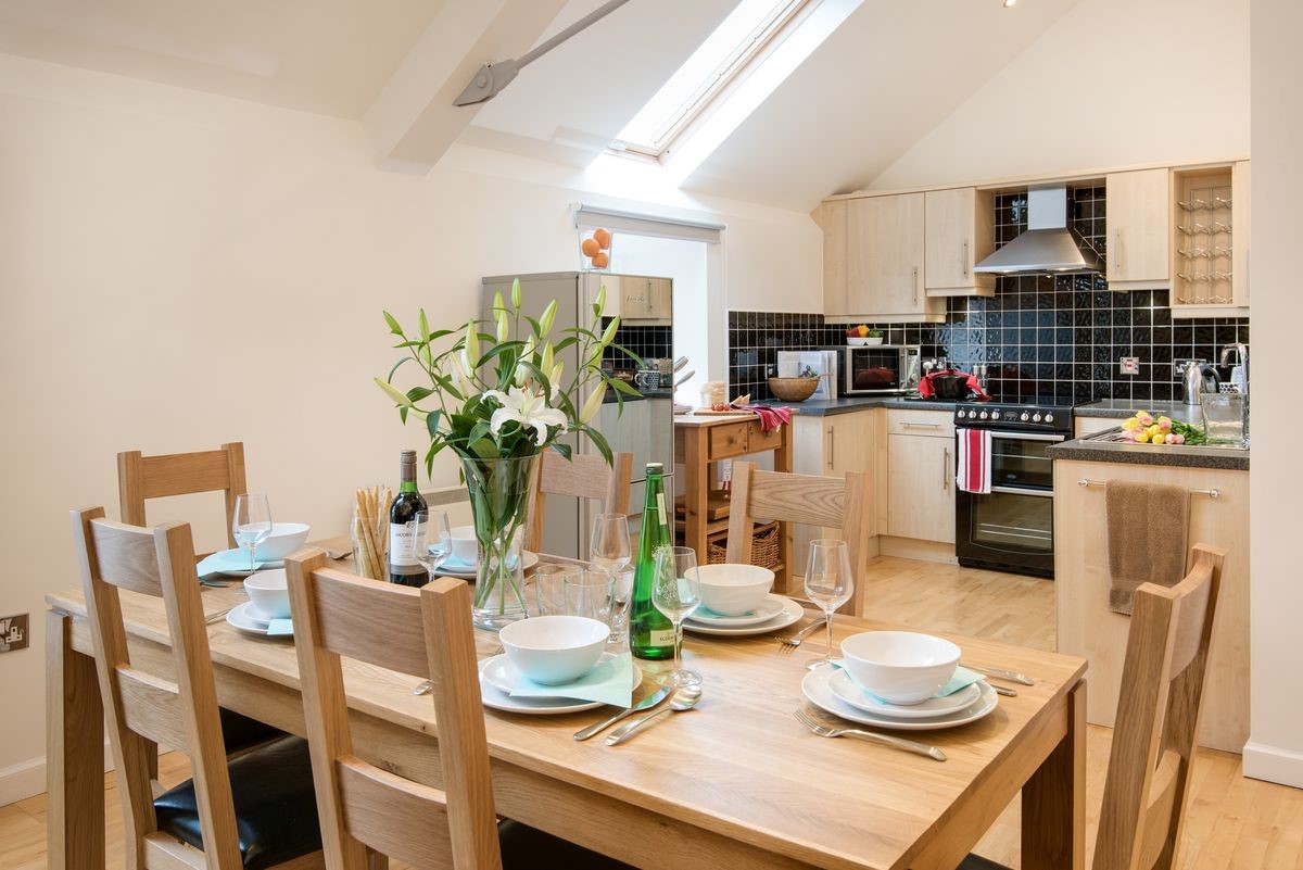 Budle Bay Loft - kitchen and dining area with seating for six guests