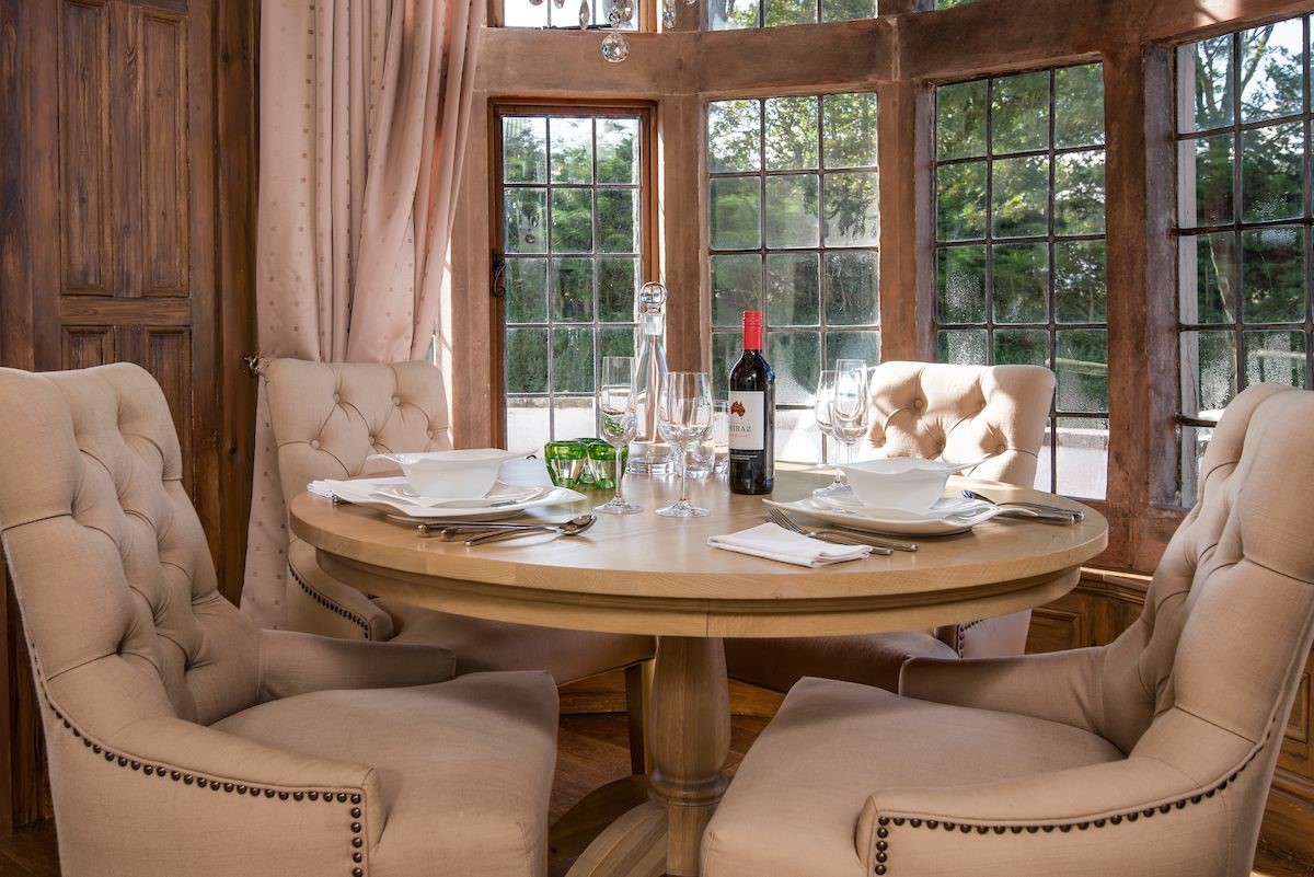 Captain's Rest - the dining table and stylish upholstered chairs are set into the deep bay window