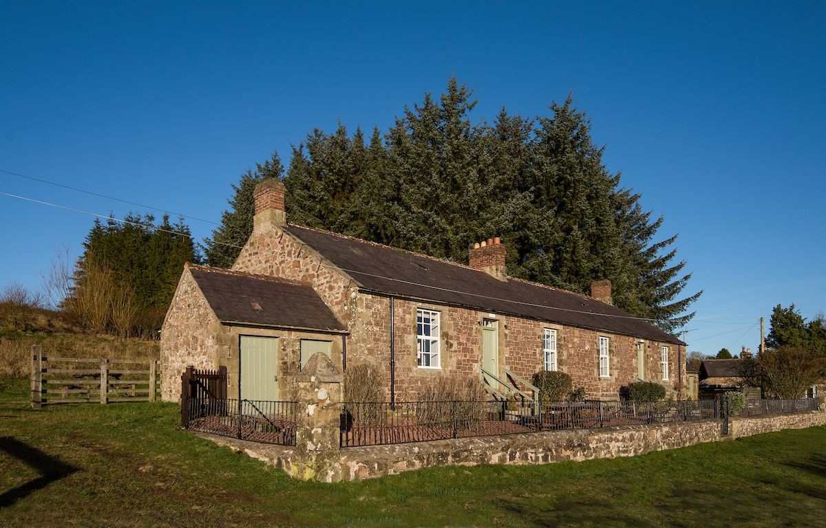 Chaffinch Cottage - view of the cottage, with Dipper Cottage adjoining