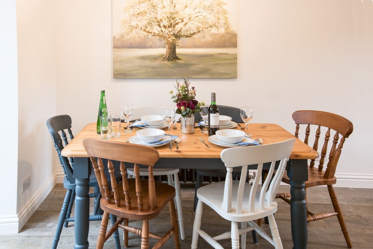 Chestnut Cottage - dining area with wooden table and six farmhouse dining chairs
