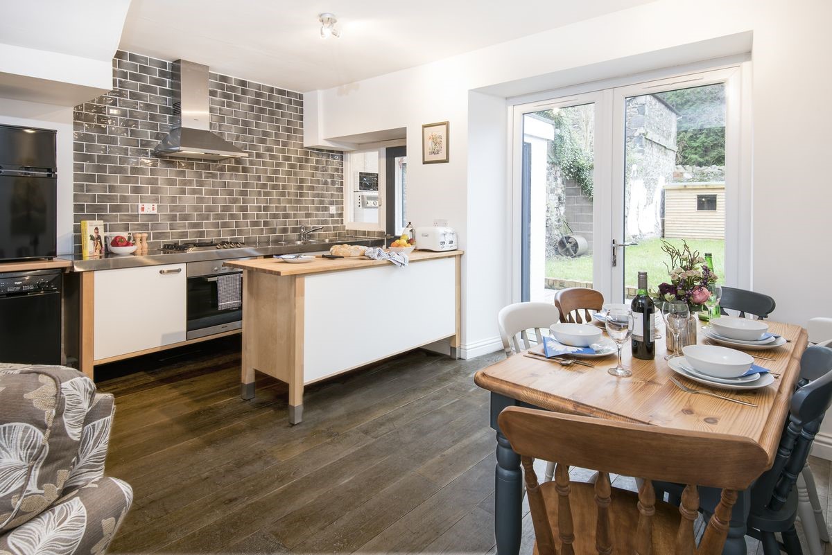 Chestnut Cottage - open-plan kitchen and dining area with French doors leading to the rear garden