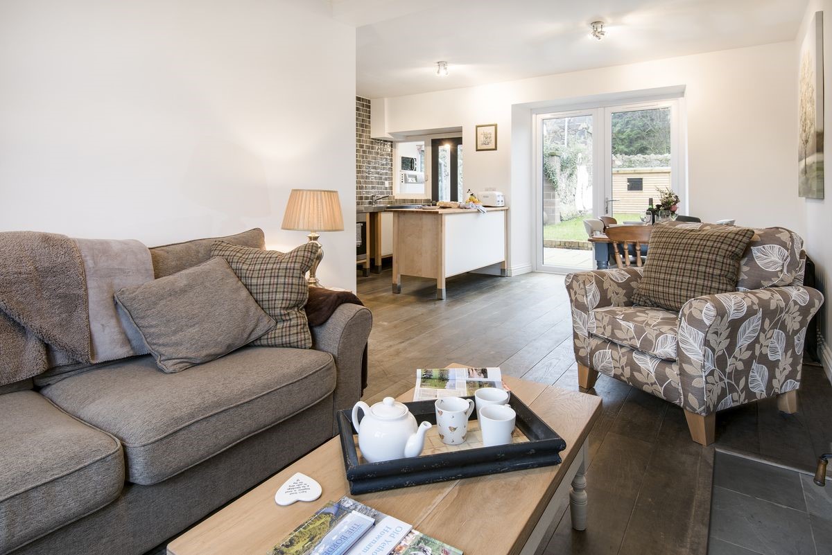Chestnut Cottage - open-plan sitting room, dining area and kitchen with French doors leading to the rear garden