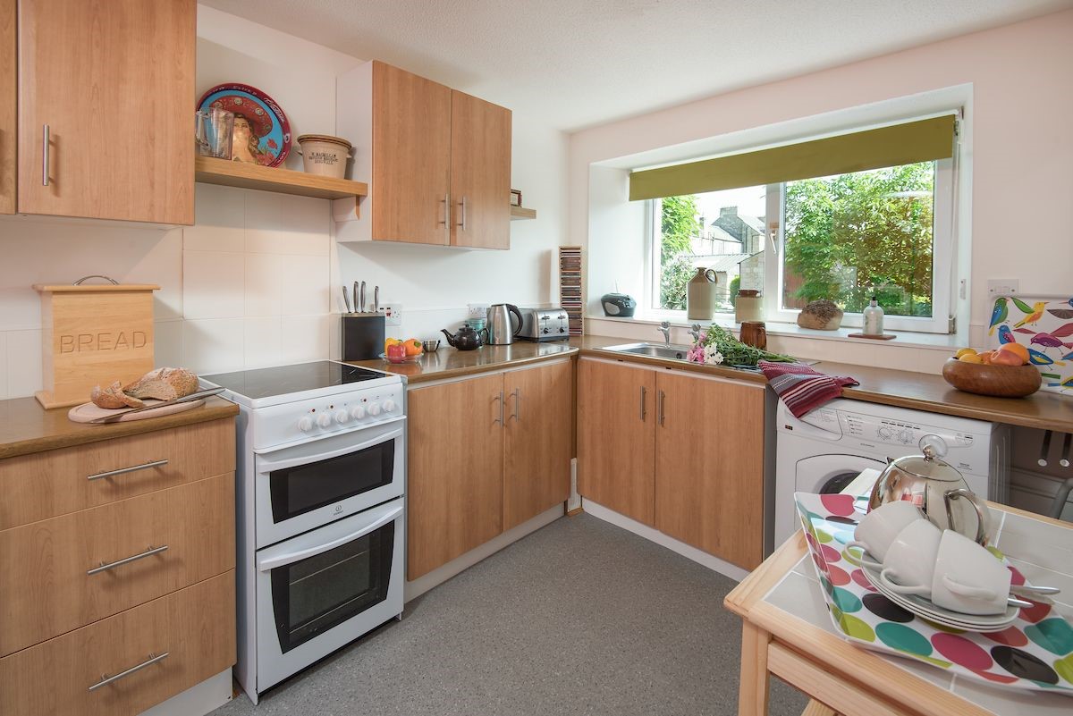 Coldstream Coach House - kitchen with plenty of storage space