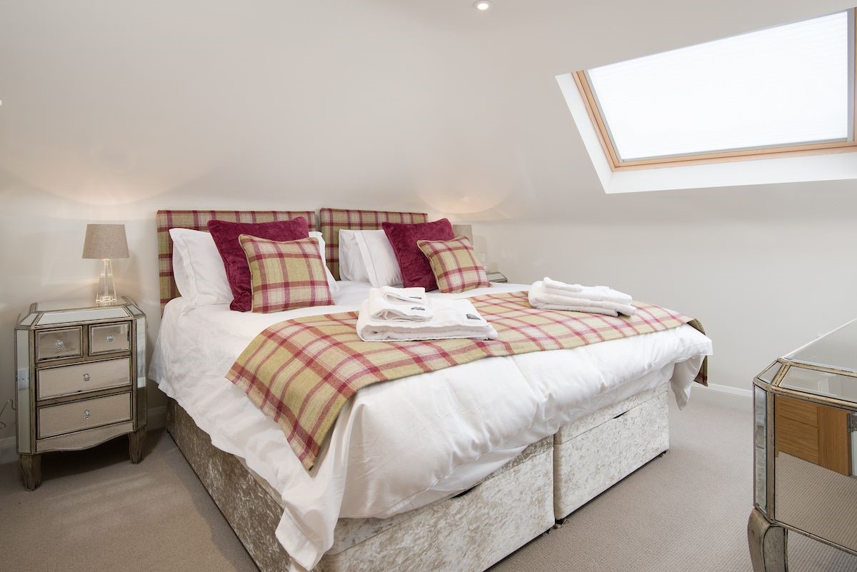 Coledale Stables - bedroom four on the first floor with zip and link beds, dressing table and side tables