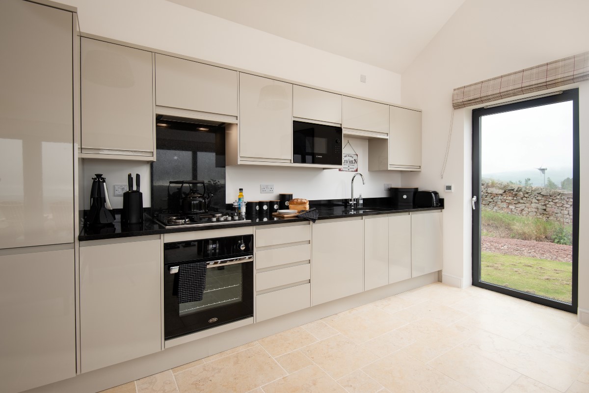 The Maple - well-equipped modern kitchen with integrated dishwasher, fridge/freezer, washing machine and microwave