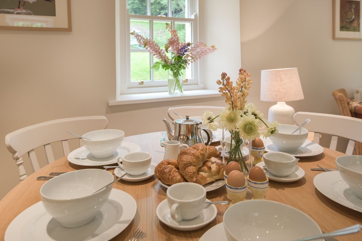 Gardener's Cottage - enjoy breakfast at the dining table