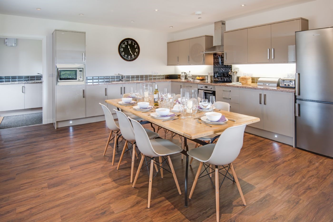 Granary - stylish kitchen with dining space for eight guests