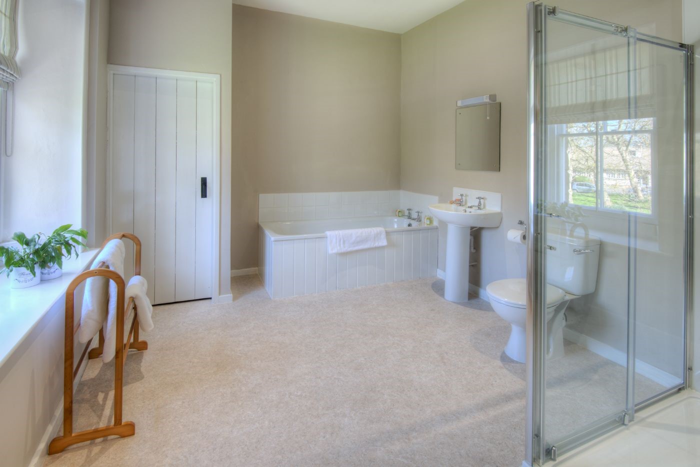 Grove House - bedroom one en suite bathroom with bath, walk-in shower, WC and basin