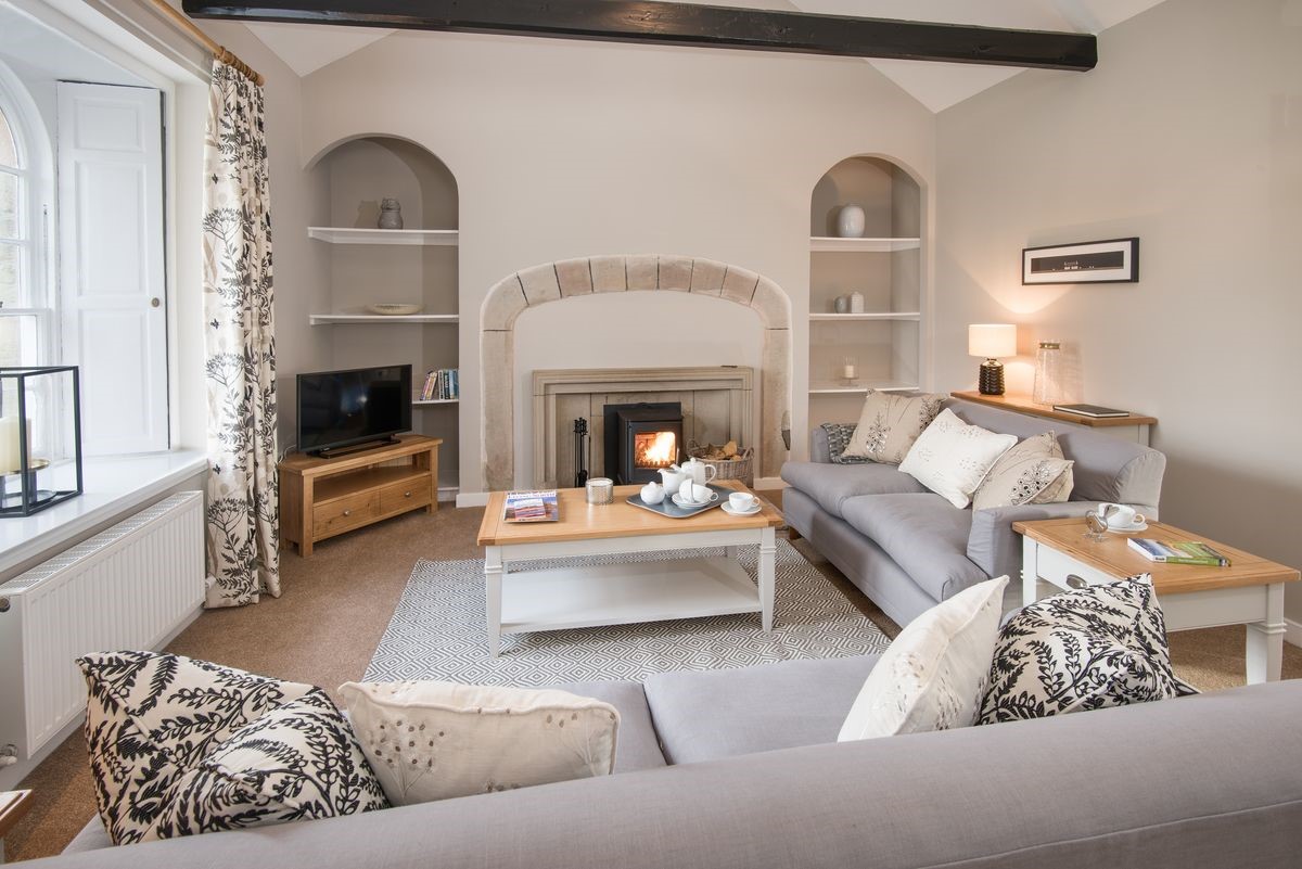 Kingfisher Cottage - sitting room with fire