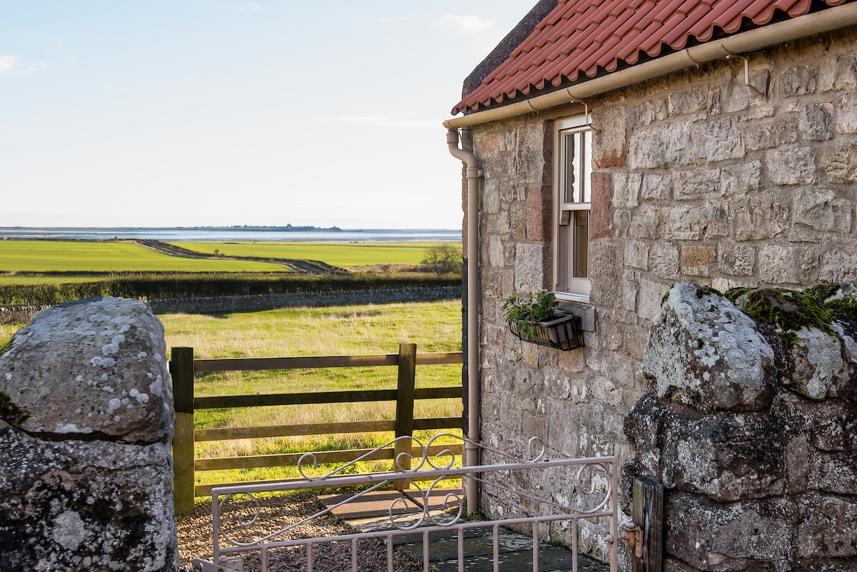 Bee Cottage - sitting in an Area of Outstanding Natural Beauty with dream views towards the Holy Island of Lindisfarne