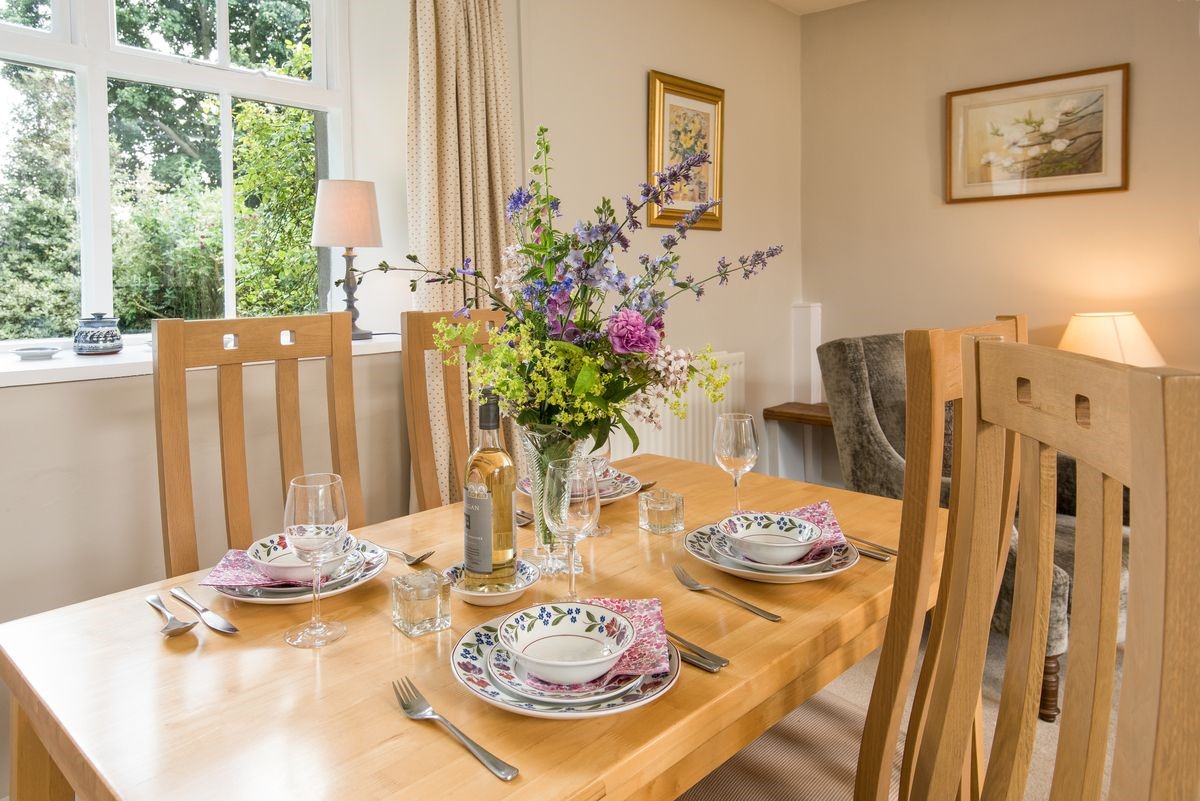 Milfield Hill Cottage - dining table