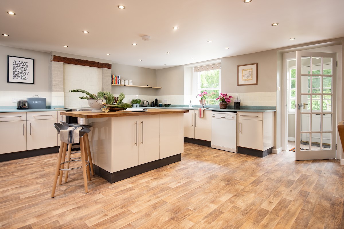 Pirnie Cottage - the spacious, modern kitchen with island