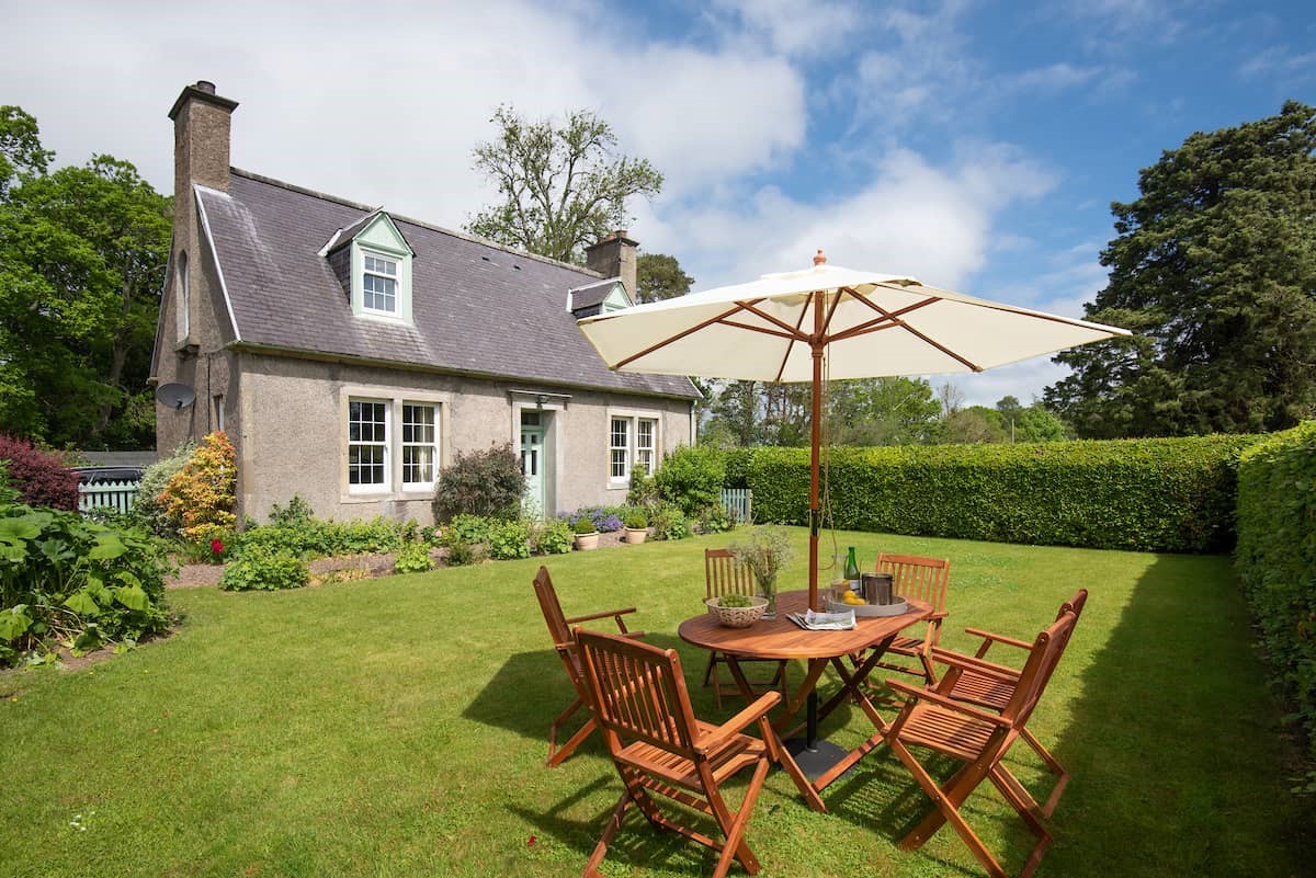 Lane Cottage - the lawned garden to the front has a mature beech hedge providing privacy