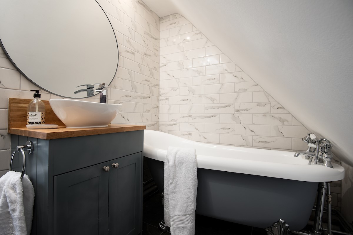Castle View, Bamburgh - bedroom seven en suite bathroom with 3/4 roll-top bath