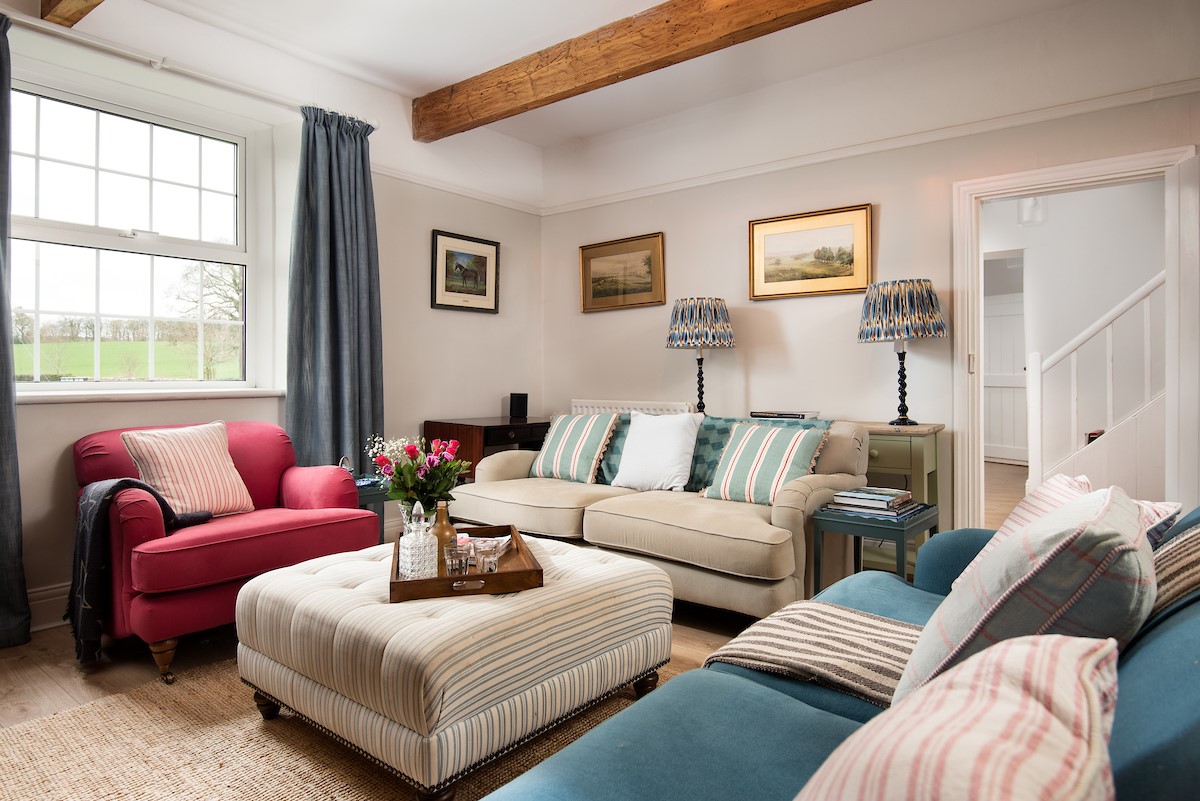 Appletree Cottage - ample seating for families with characterful beams