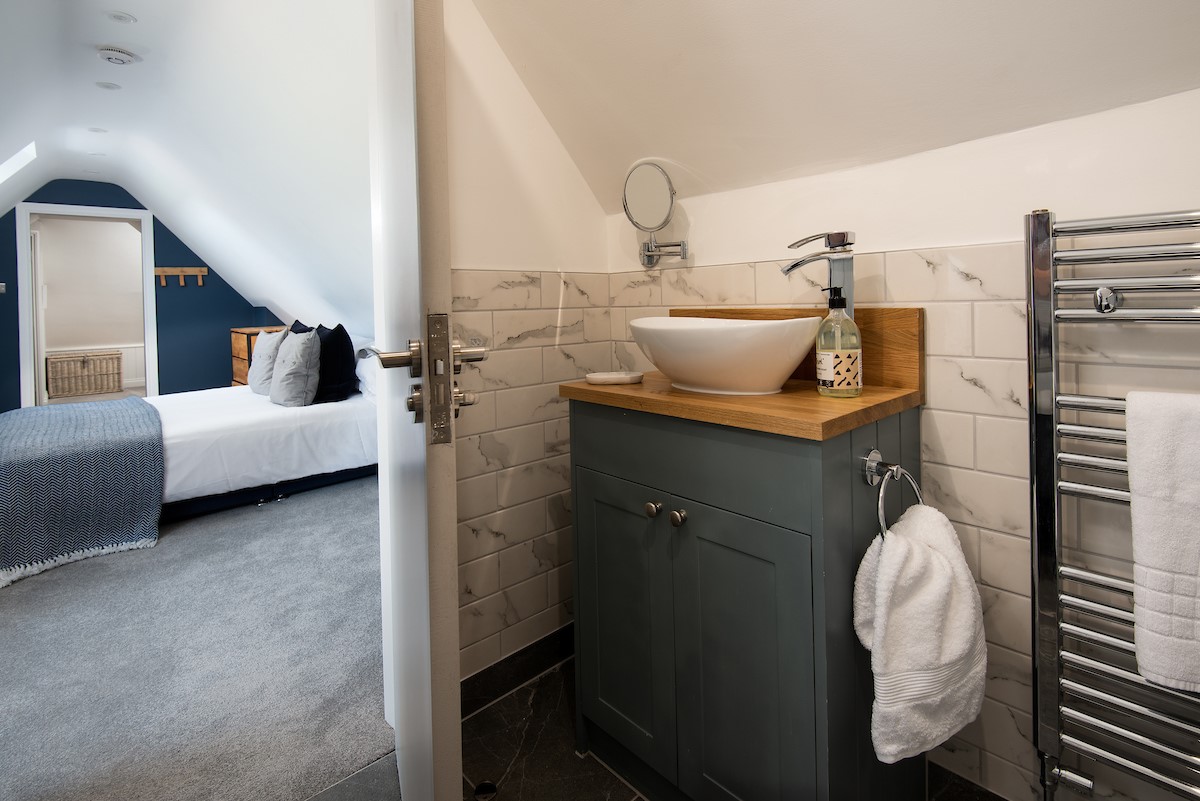 Castle View, Bamburgh - bedroom eight en suite bathroom