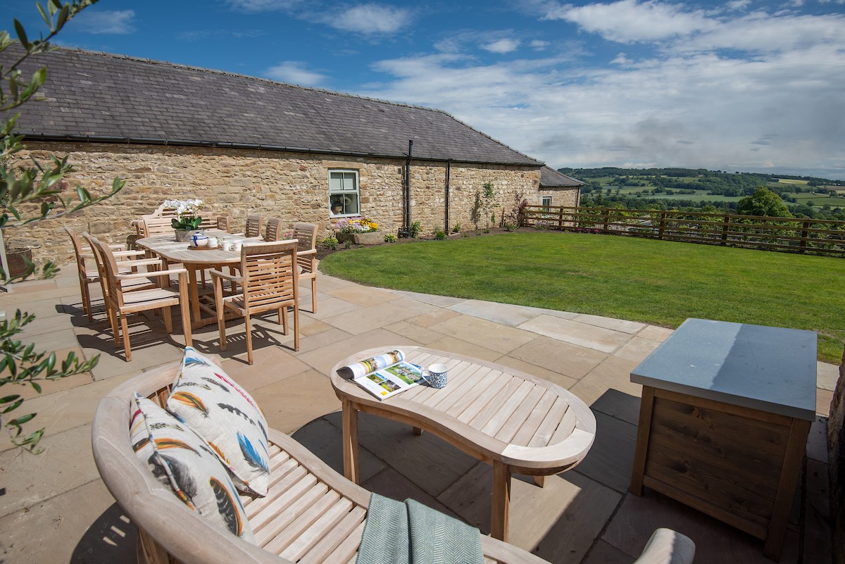 Old Granary House - enclosed garden with patio and garden furniture
