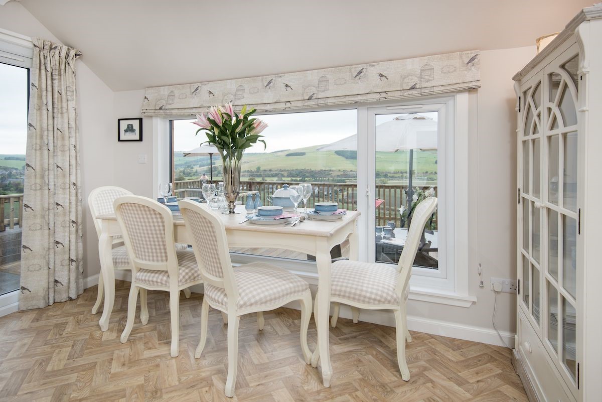 Pennine Way Cottage - dining table
