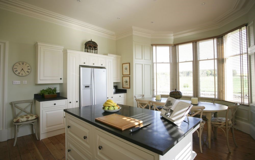 St Cuthbert's Farmhouse - kitchen with island & table