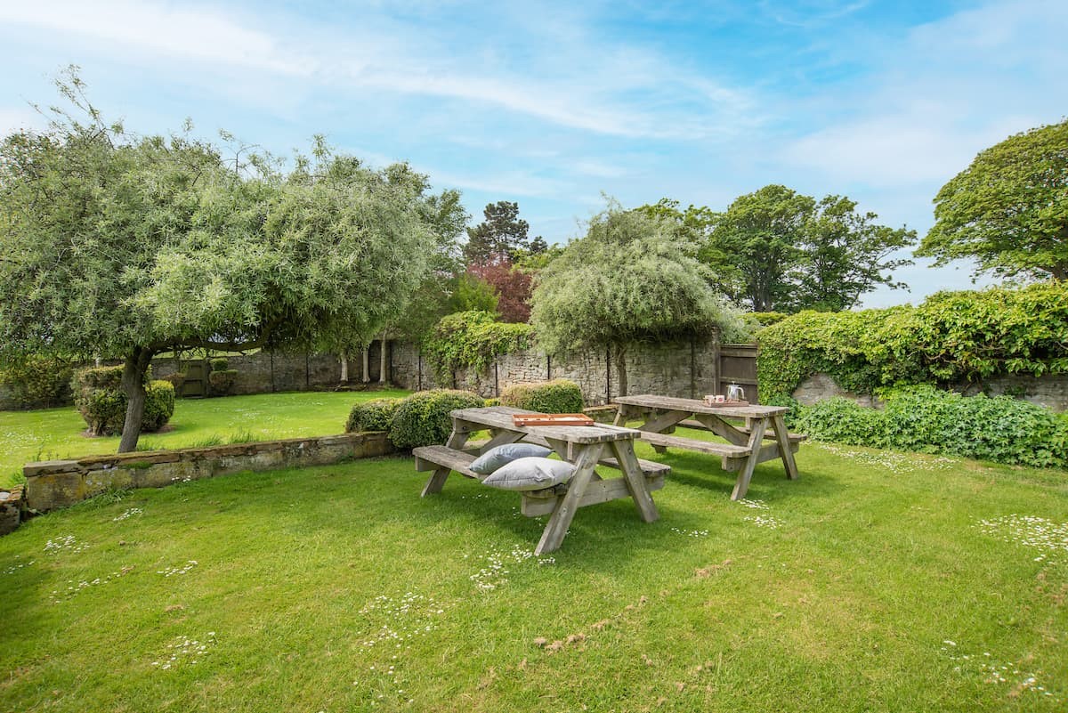 Grey Barns - the fully enclosed garden with terrace and picnic benches