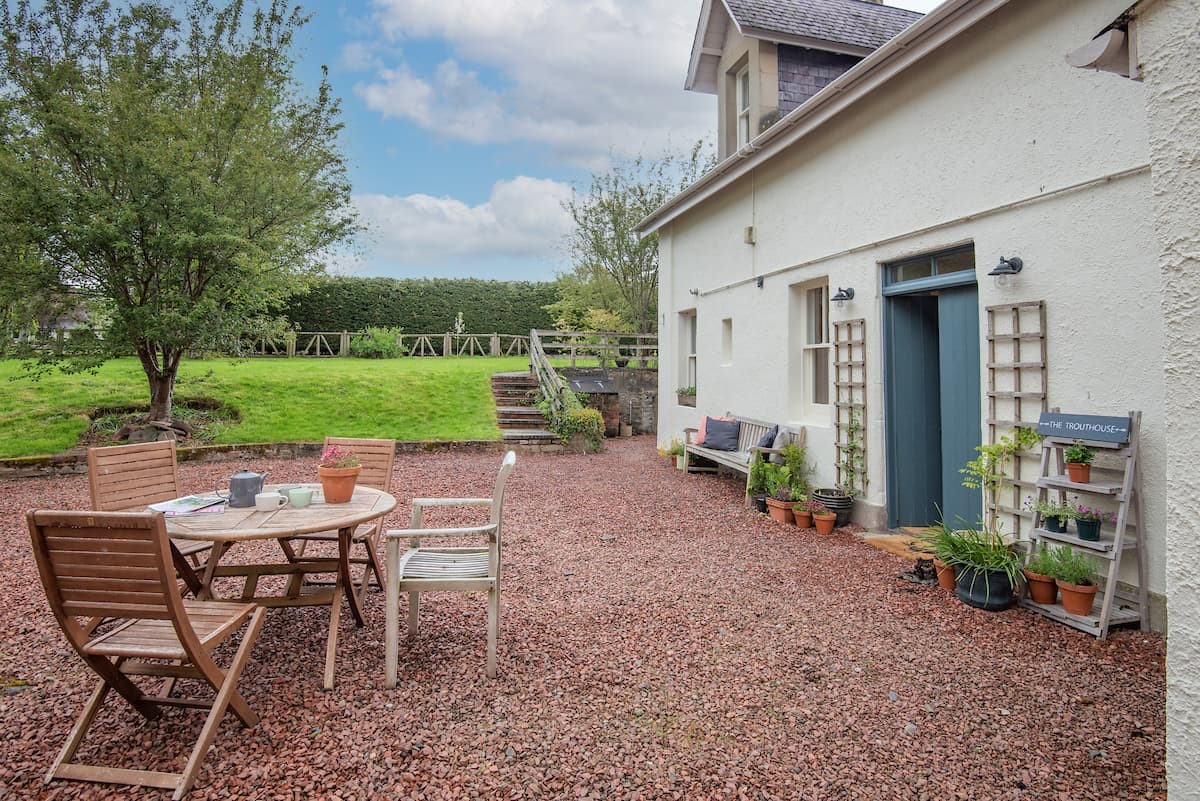 Trouthouse - the garden benefits from an enclosed lawned garden with gravelled outdoor dining/seating area
