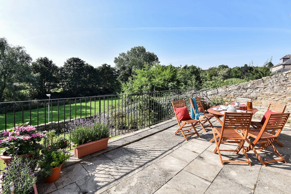 Coldstream Coach House - the sunny patio with outside dining table and chairs