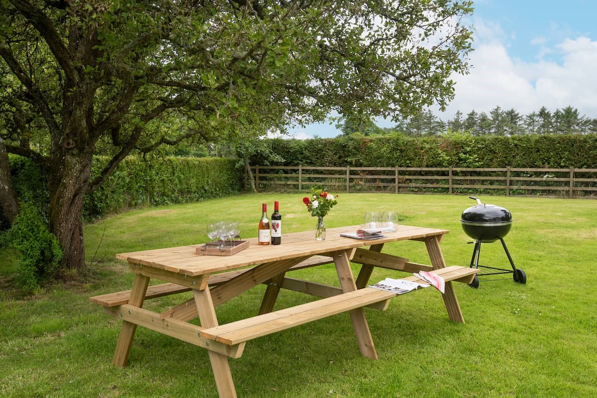 Pirnie Cottage - the picnic bench with charcoal barbecue in the garden