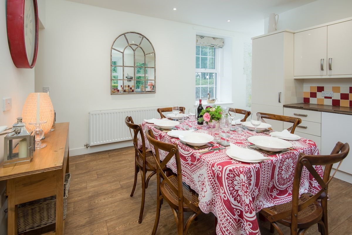Stable Cottage - dining table in kitchen