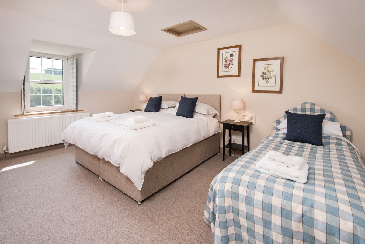 College Cottage - bedroom three on the first floor with zip and link beds and separate single bed