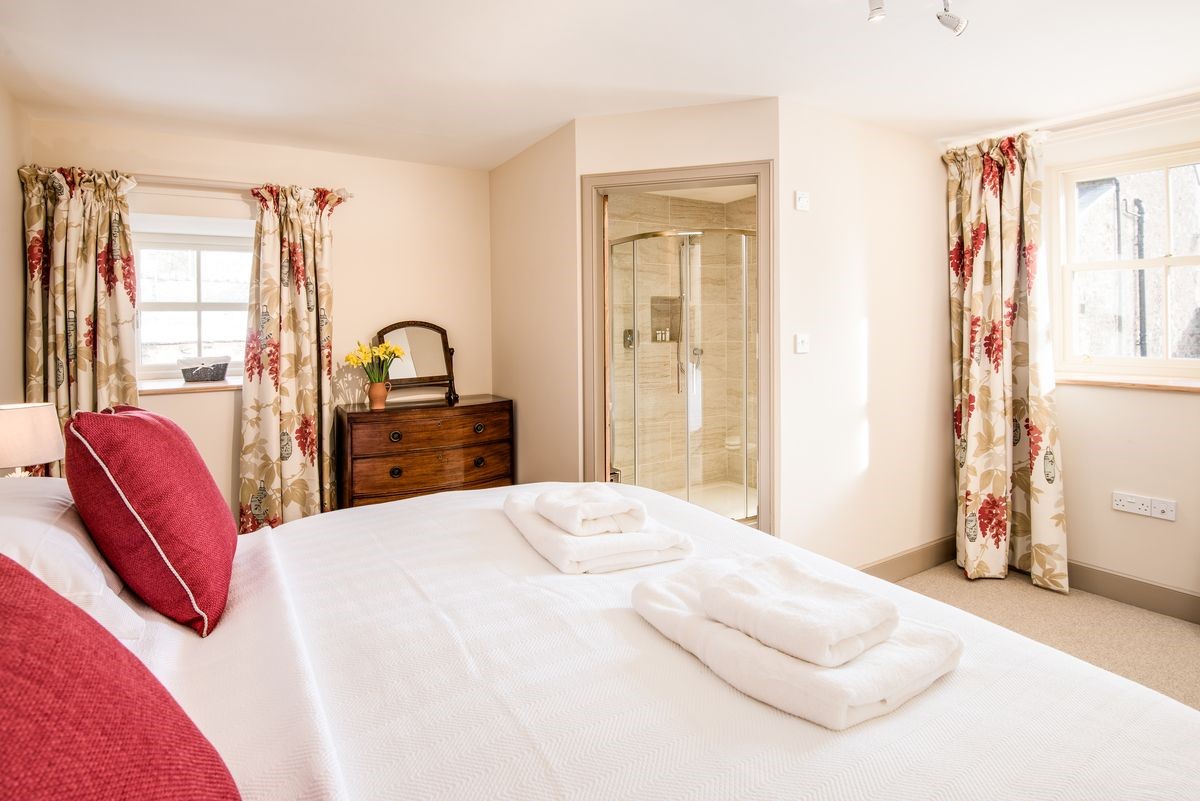 Crookhouse Mill - bedroom one with zip and link beds, chest of drawers and en suite bathroom
