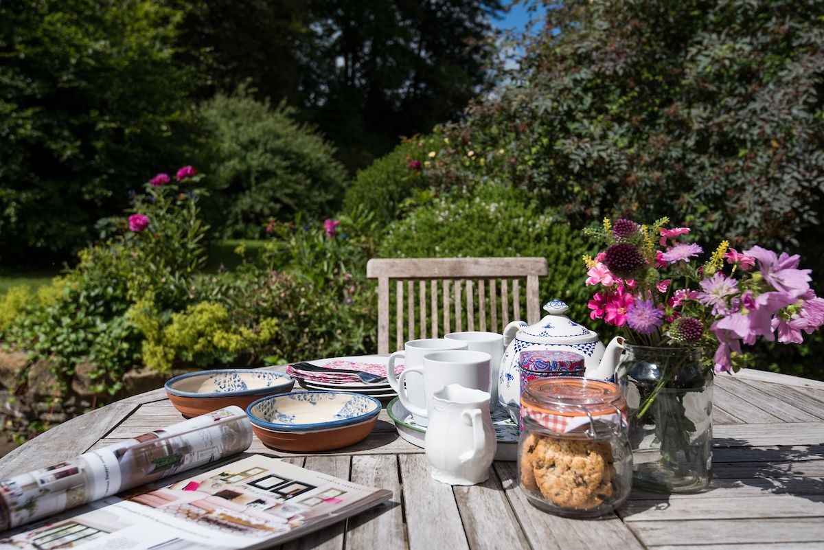 Garden Cottage - enjoy coffee in the sunny garden