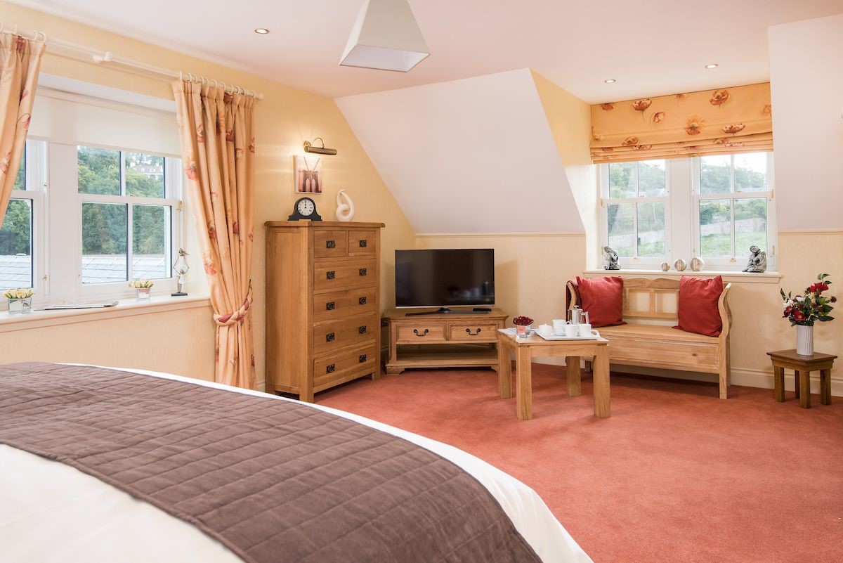 Dryburgh Farmhouse - spacious seating area in bedroom three
